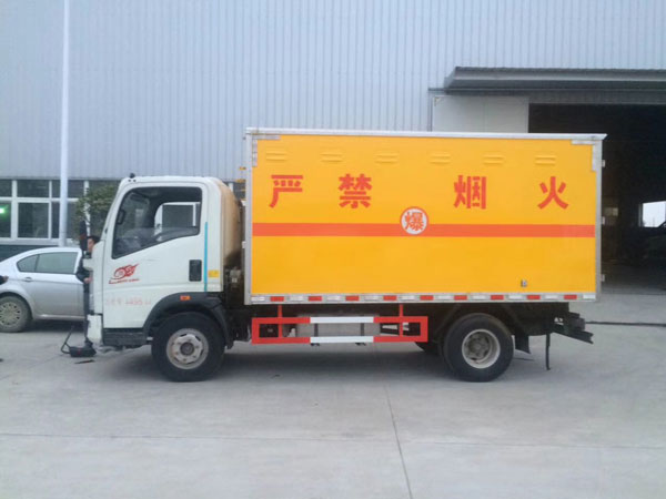 重汽王牌4.2米4噸壓縮氫氣運(yùn)輸車(chē)