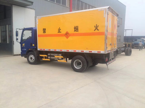 重汽王牌4.2米4噸壓縮氫氣運(yùn)輸車(chē)