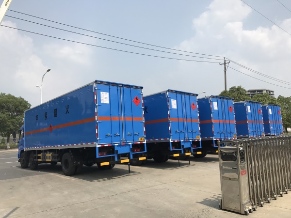 東風(fēng)天錦8.6米易燃液體廂式運(yùn)輸車(chē)