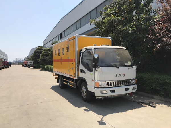 江淮駿鈴3.5噸4.2米易燃液體廂式運(yùn)輸車(chē)